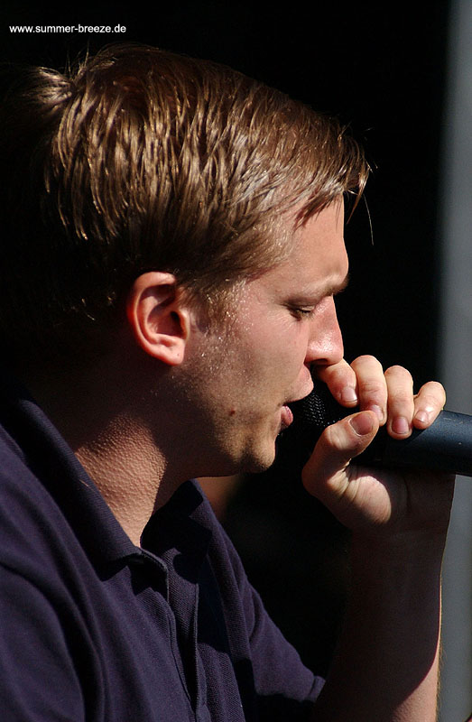 Bild eines Mitglieds der Band Farmer Boys beim Live Auftritt auf dem Summer Breeze 2003.